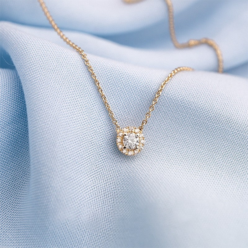 Cordelia rosetvedhæng i 14 karat guld med kæde og diamanter 0,11 eller 0,21 ct