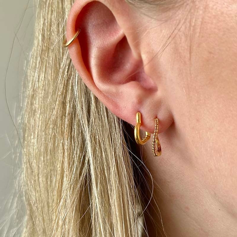 Amelia huggie-øreringe i 22 karat forgyldt messing med mørkerosa krystaller 14 mm fra Pico Copenhagen