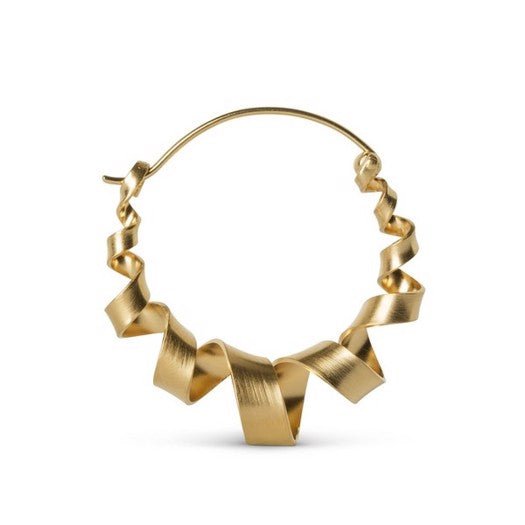 Jane Kønig Big Curly Hoop ørering i mat forgyldt sølv med snoet design og 40 mm diameter.