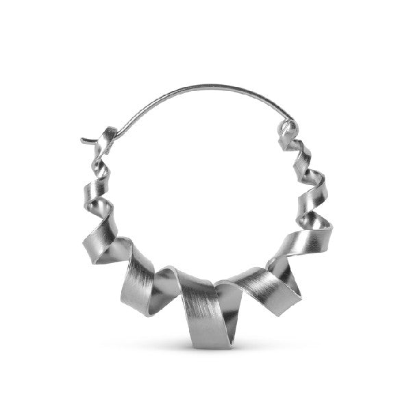 Big Curly Hoop ørering i mat sølv fra Jane Kønig – snoet og skulpturelt hoop.