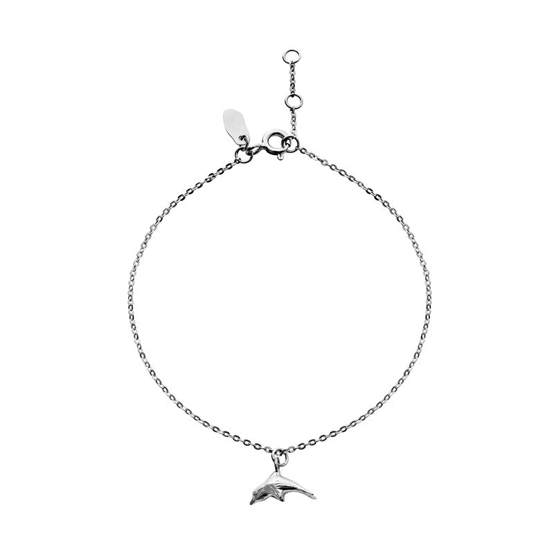 Dolly armbånd i sølv fra Maanesten med delikat delfinvedhæng fra Ocean Dreamers-kollektionen.