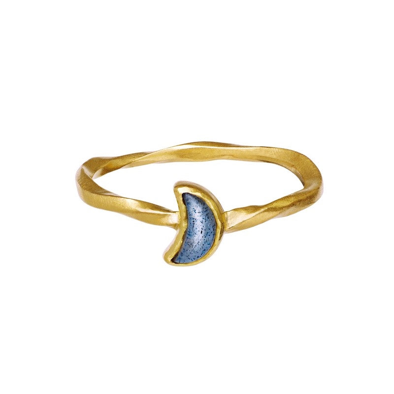 Doris ring fra Maanesten i 18 karat forgyldt sølv med månevedhæng i havblå labradorit.