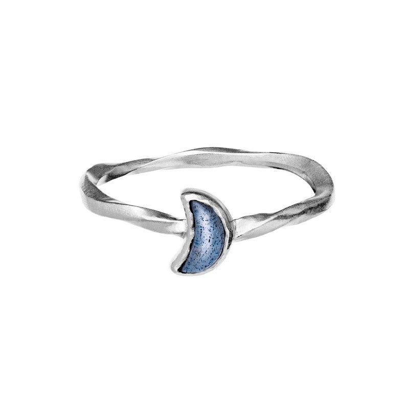 Doris ring i sølv med havblå labradorit i måneform fra Maanesten Moon Hunter kollektion.