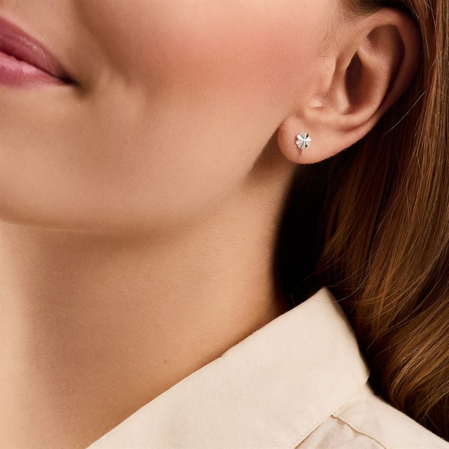 Clover ørestikker i sølv fra Pernille Corydon
