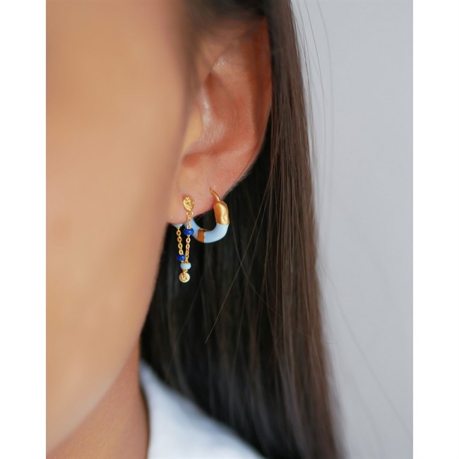 Lola Marine øreringe i forgyldt sølv fra Enamel Copenhagen med blå emalje