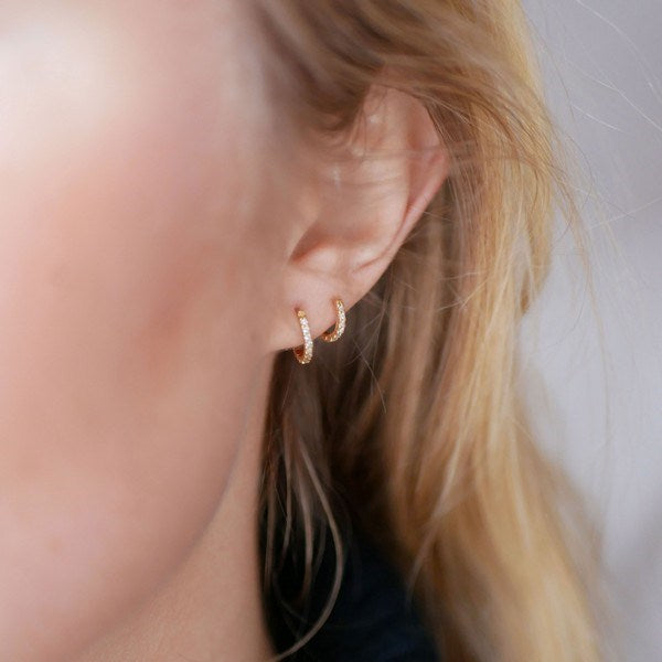 Petite Flora hoops i 18 karat forgyldt sølv med zirkoner fra Enamel Copenhagen