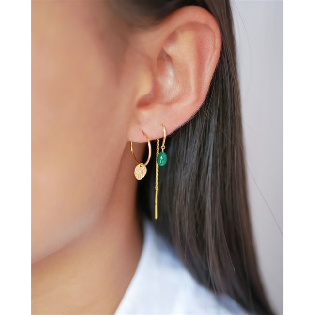 Eleanor øreringe i 18 karat forgyldt sølv med petroleumgrøn emalje fra Enamel Copenhagen