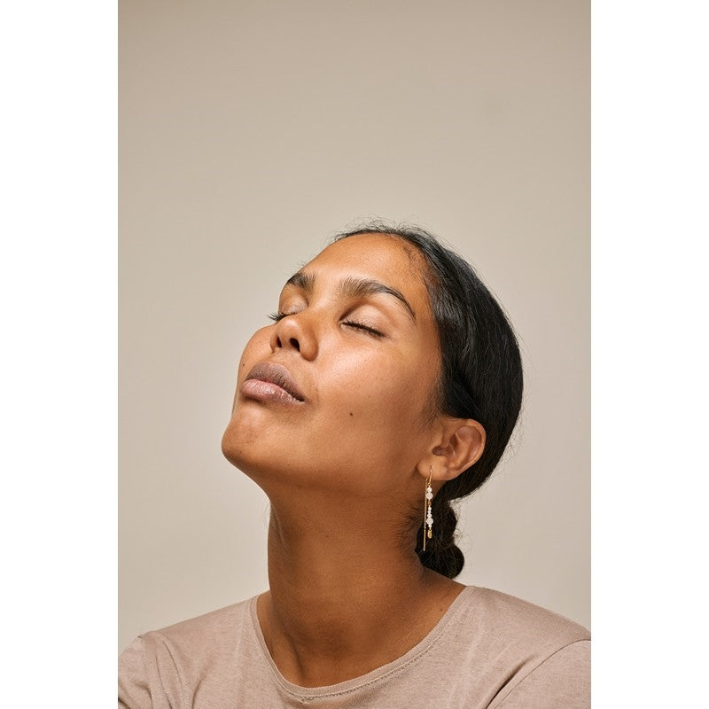 Sofia perleøreringe i forgyldt sølv med hvide sten fra Enamel Copenhagen