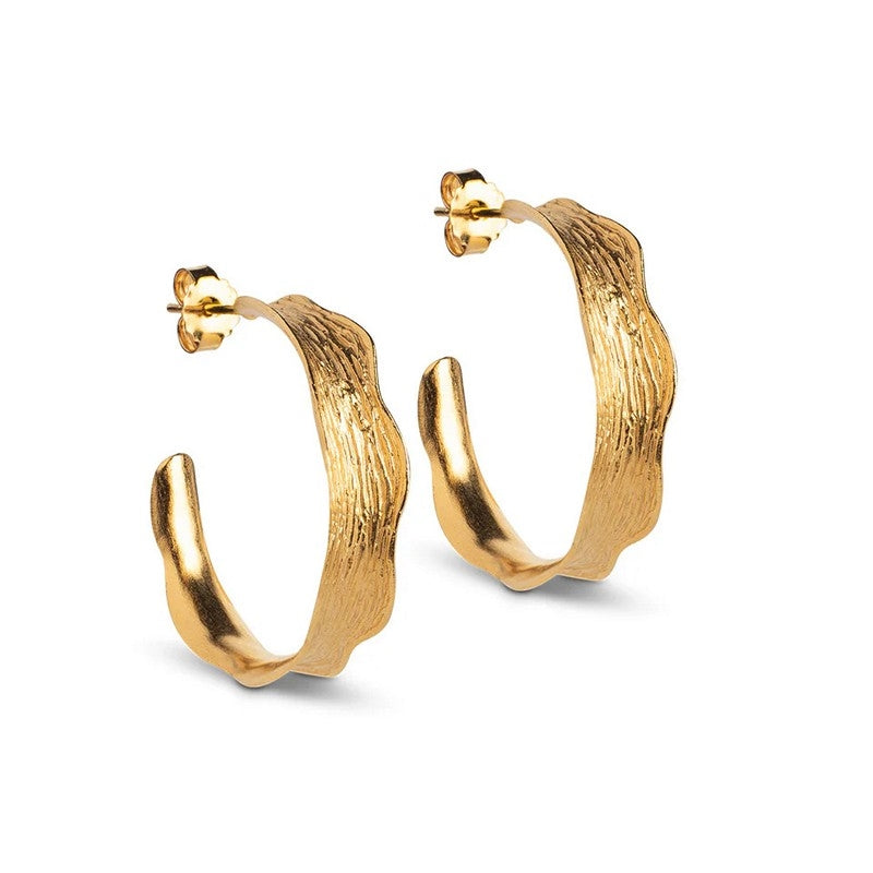 Ane Large hoops i forgyldt sølv fra Enamel Copenhagen – store øreringe med rustik overflade og stiklukning.
