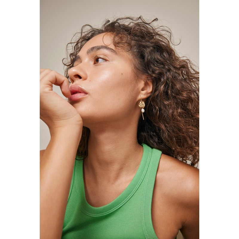 Kai perleøreringe i forgyldt sølv fra Enamel Copenhagen med perler (46 mm)