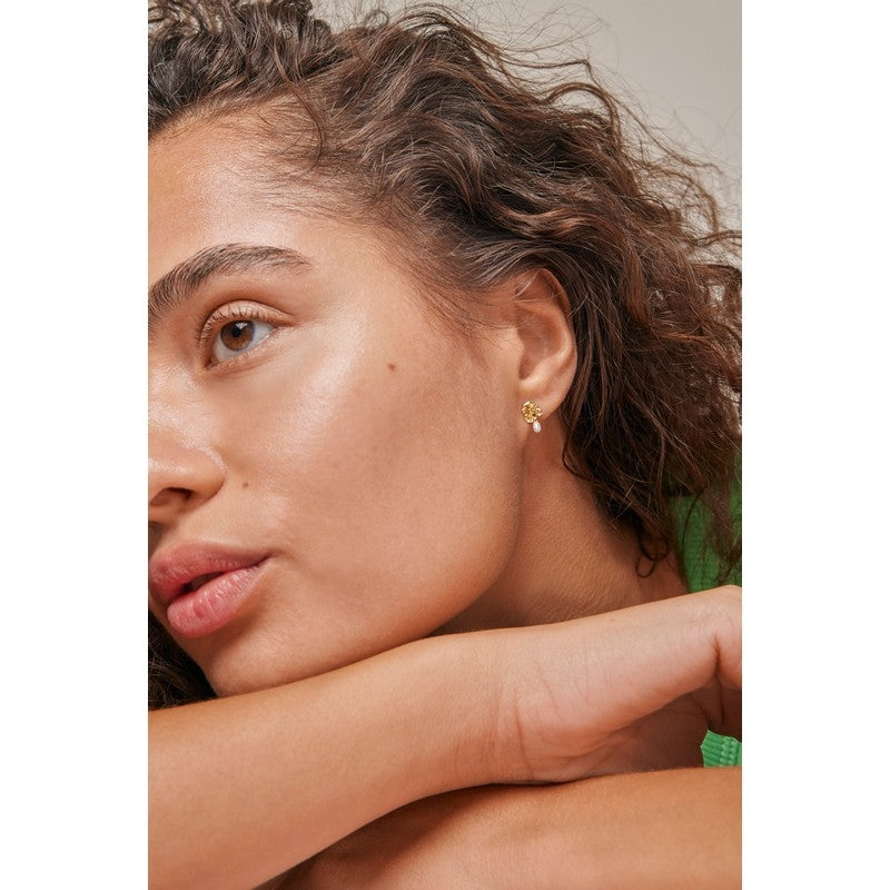 Mio øreringe i forgyldt sølv med perle fra Enamel Copenhagen