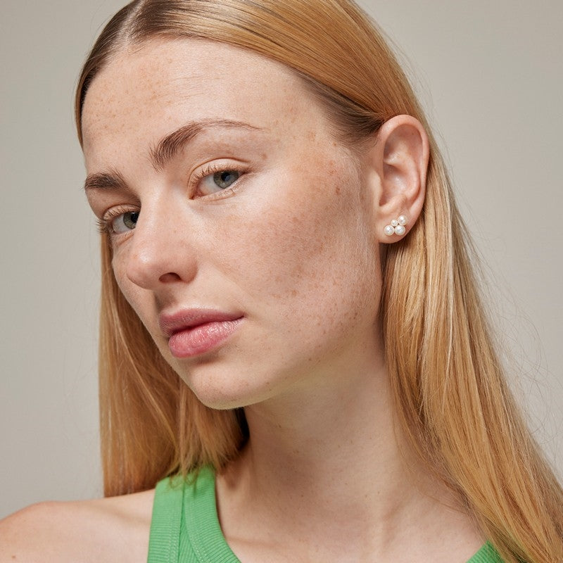 Mae øreringe i 18 karat forgyldt sølv med perler fra Enamel Copenhagen (13 x 9 mm)