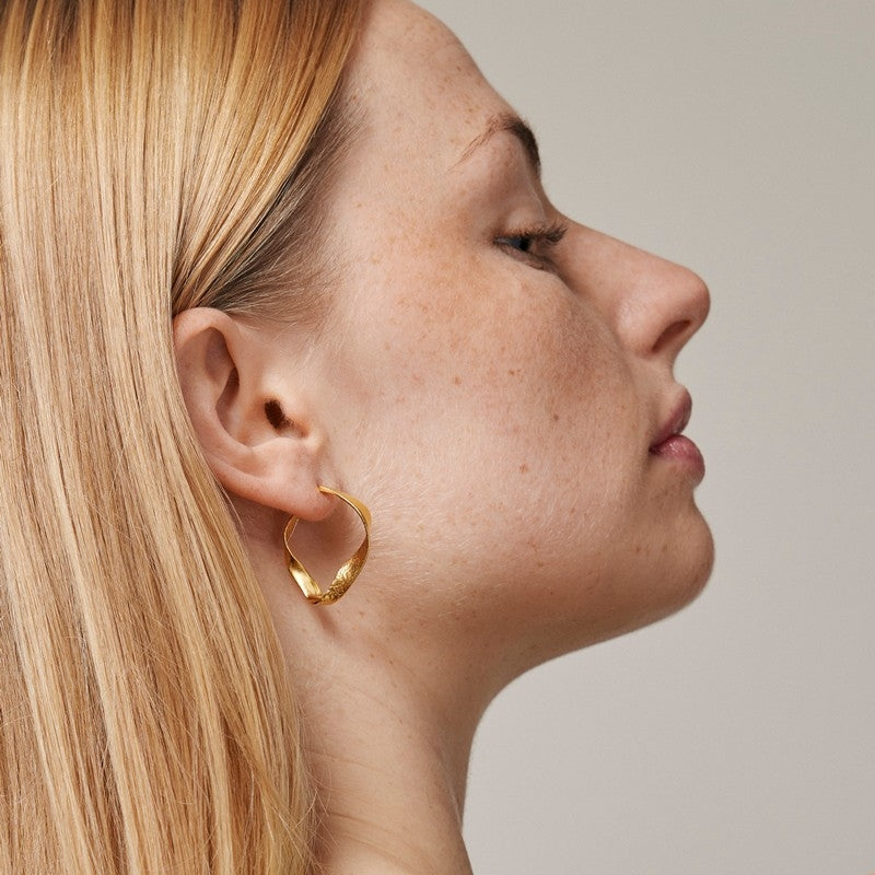 Scarlet hoops Small i 18 karat forgyldt sølv fra Enamel Copenhagen (28 mm)