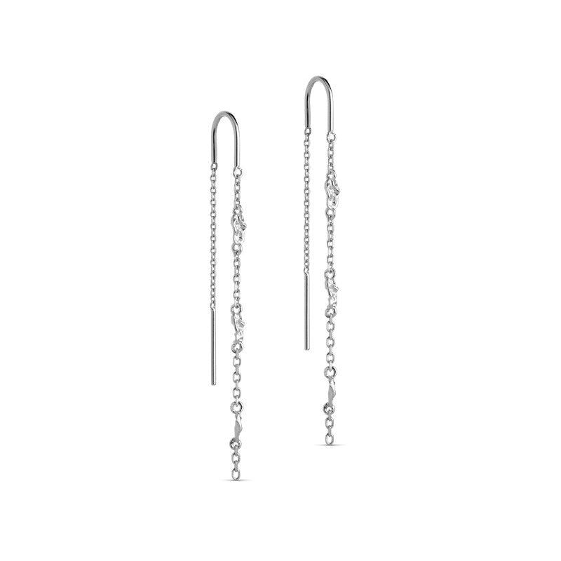 Kia øreringe i genbrugssølv fra Enamel Copenhagen – enkle kædeøreringe med delikat design.