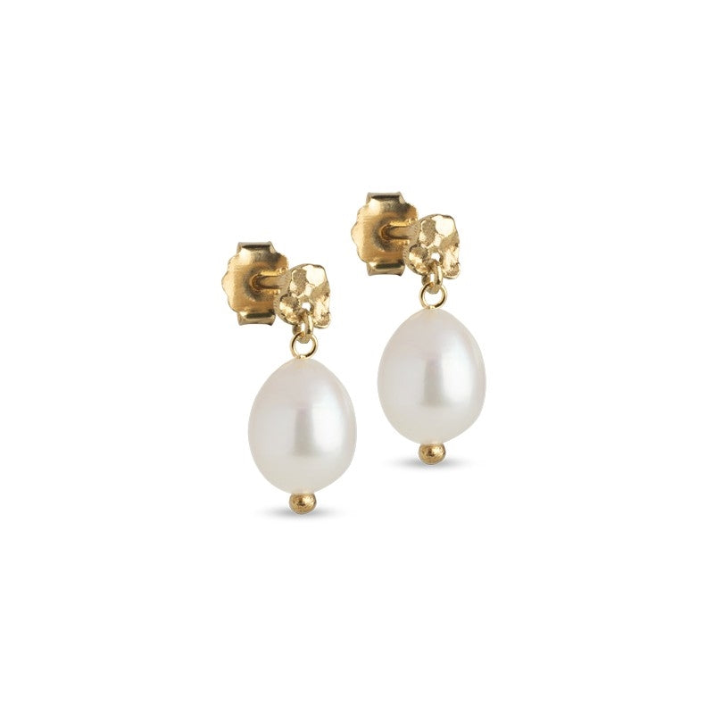 Poe perleøreringe i forgyldt sølv med ovale hvide perler fra Enamel Copenhagen.