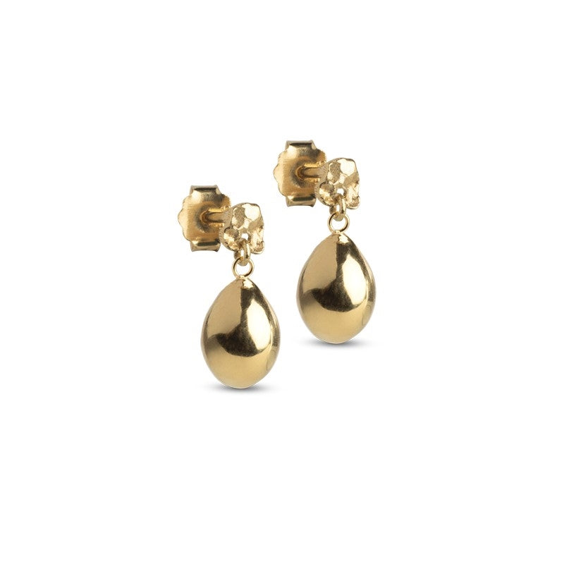 Poe øreringe i forgyldt sølv med dråbeformede kugler fra Enamel Copenhagen (14 x 6 mm).