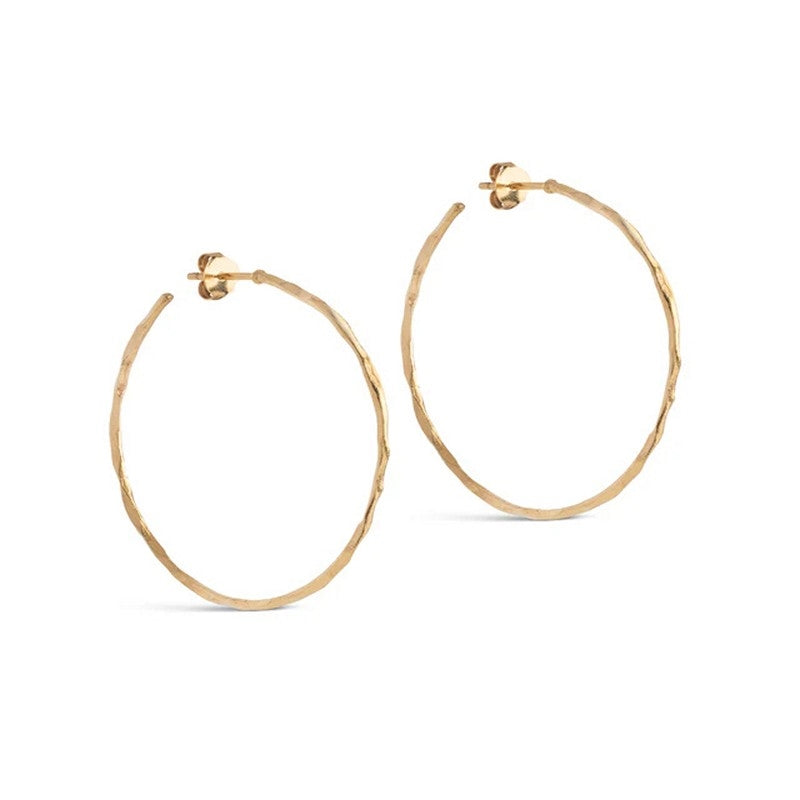 Organic Arena hoops i forgyldt sølv fra Enamel Copenhagen – store hamrede øreringe med 45 mm diameter.