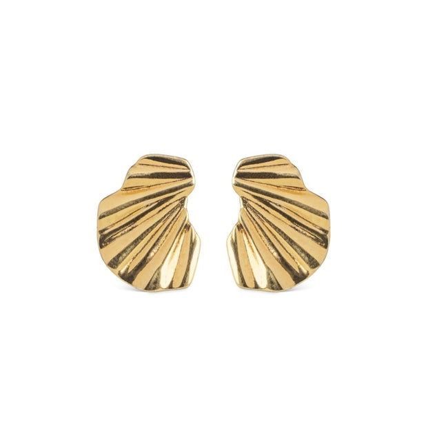 Wave øreringe i forgyldt sølv fra Enamel Copenhagen i vifteformet design.