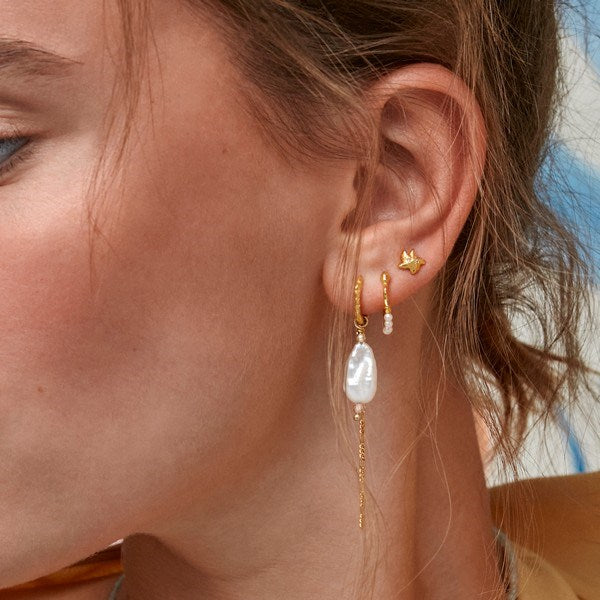 Adeline creoler i 18 karat forgyldt sølv med ferskvandsperler fra Enamel Copenhagen