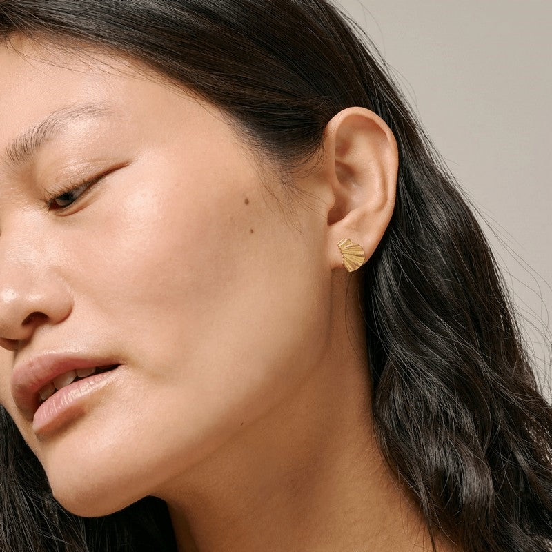 Mini Wave øreringe i forgyldt sølv fra Enamel Copenhagen