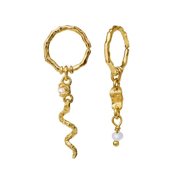 Evelyn creoler i 18 karat forgyldt sølv med regnbuemånesten og ferskvandsperle fra Maanesten