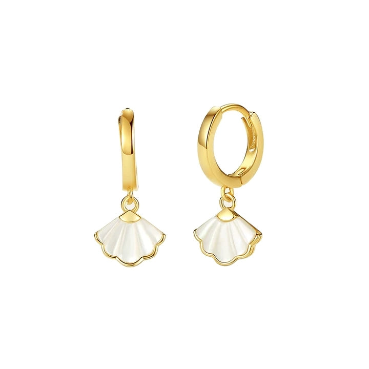 Enya øreringe i forgyldt sølv med perlemor fra MerlePerle