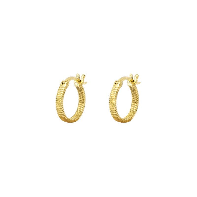 Fortune Teller Hoops small øreringe i 18 karat forgyldt sølv med bølgede detaljer fra House of Vincent.