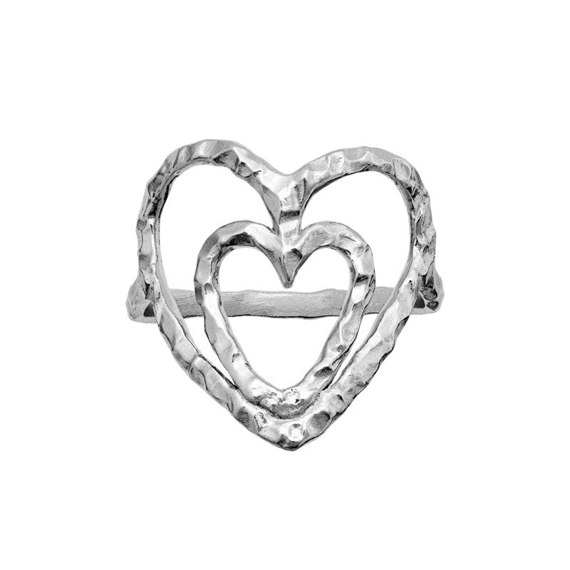 Maanesten Felicity ring i genanvendt sterlingsølv med hamret dobbelt hjerteformet design.