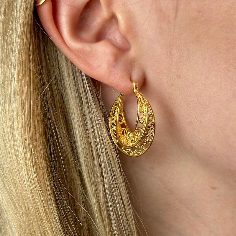 Filigran Luxe øreringe i 24 kt forgyldt messing fra Pico Copenhagen, 30 mm