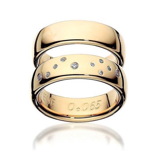 Vielsesringe fra Scrouples i 8 eller 14 kt guld med blank overflade, hvor dameringen har Fiskens stjernebillede sat med 10 diamanter.