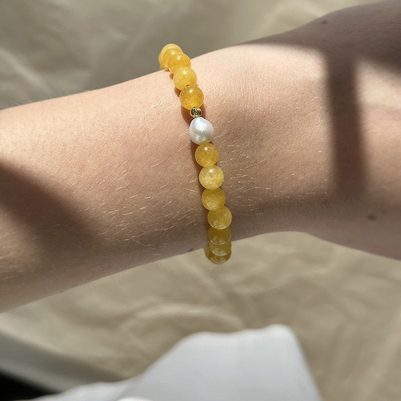 Florence armbånd i forgyldt sølv med gul jade og ferskvandsperle – 16+3 cm fra Nuni Copenhagen