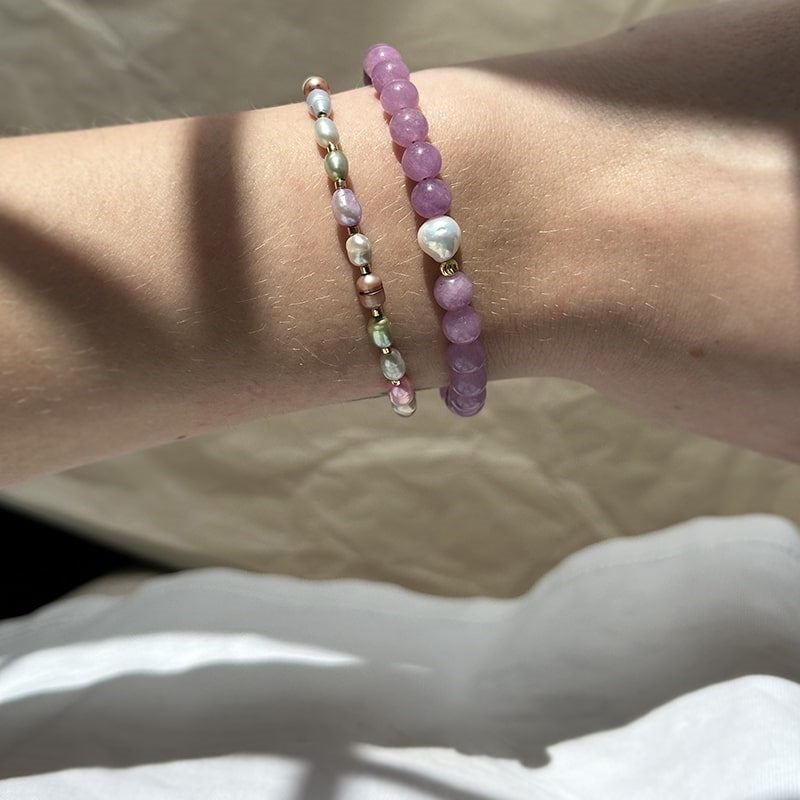 Florence armbånd i forgyldt sølv med lilla jade og ferskvandsperle 16+3 cm fra Nuni Copenhagen