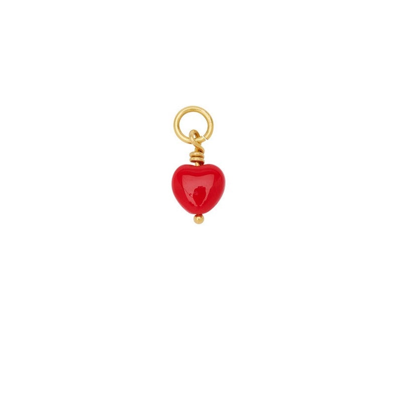 French Petite Heart vedhæng fra Pico Copenhagen i 24 karat forgyldt messing med rødt hjerte i glas, 6x15 mm.
