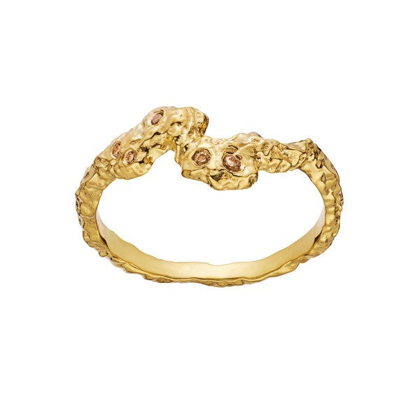 Frida ring i 18 karat forgyldt sterlingsølv med hvide og champagnefarvede zirkoner fra Maanesten Surrounding Shapes kollektion.