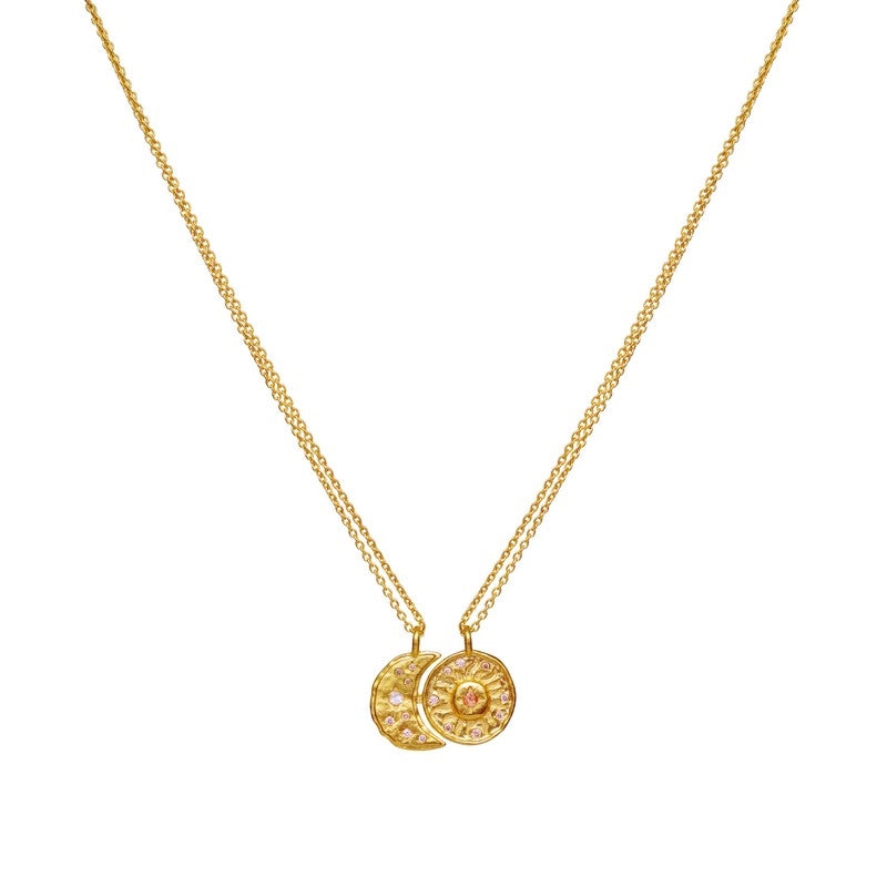 Friendship halskædesæt fra Maanesten i 18 kt forgyldt sterlingsølv med sol- og månevedhæng fra Twin Flames kollektionen.