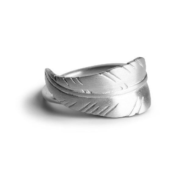 Leaf ring i sølv fra Jane Kønig med organisk bladmotiv, str. 50.