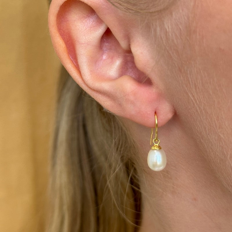 Forgyldte ørehængere fra Smykkecenter med hvide ferskvandsperler (6 x 8 mm)