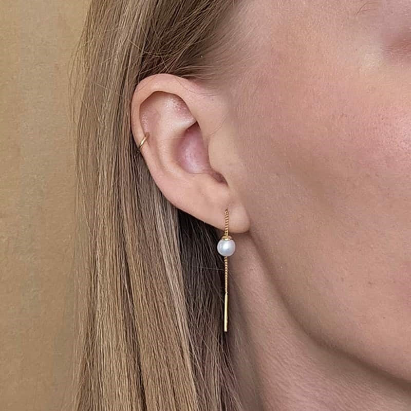 Kædeørehængere i 8 kt guld med hvid ferskvandsperle (5,5 cm) – Smykkecenter