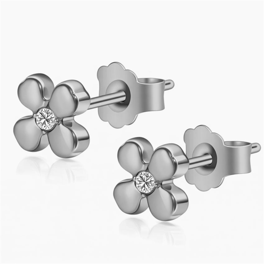 Blomsterøreringe i 100% titanium fra Guldcenter med poleret finish og klar sten i midten.