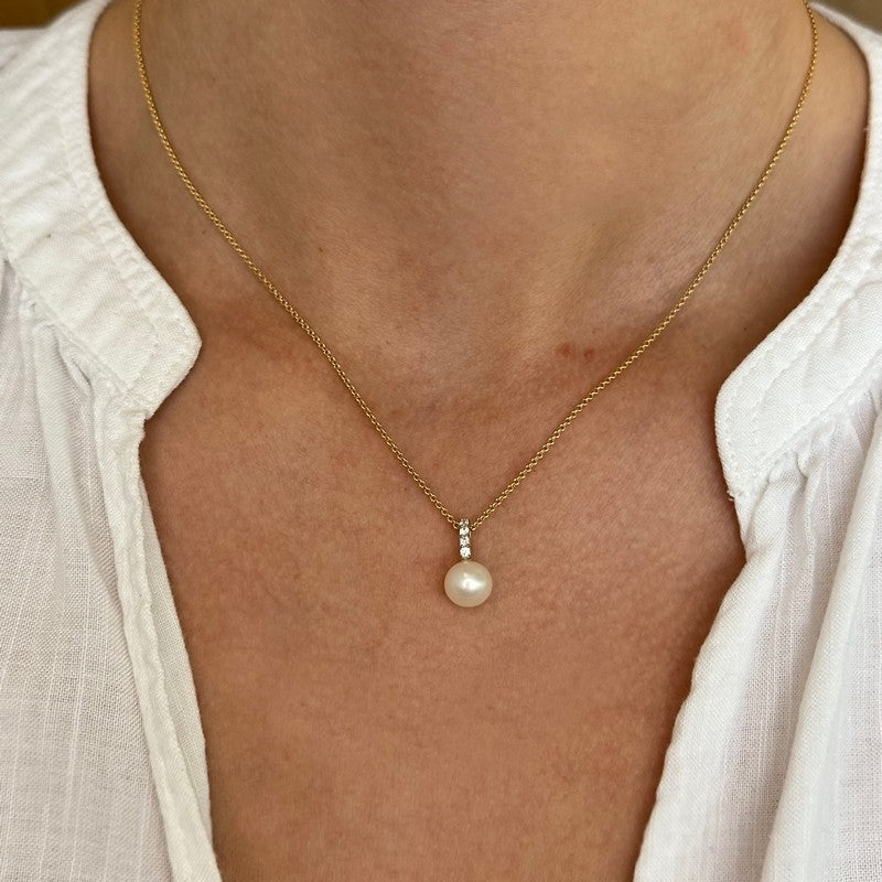 Smykkecenter vedhæng i 8 kt guld med rund hvid perle, zirkonia og forgyldt kæde 45 cm