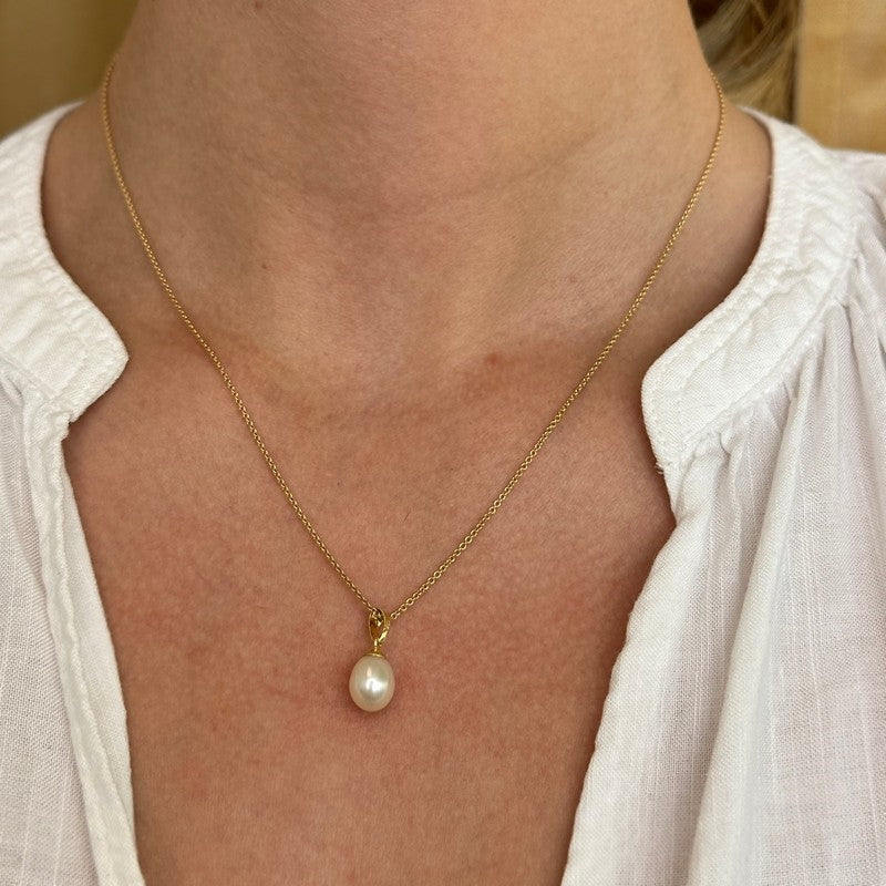 Smykkecenter vedhæng i 8 kt guld med oval hvid perle og forgyldt kæde 45 cm