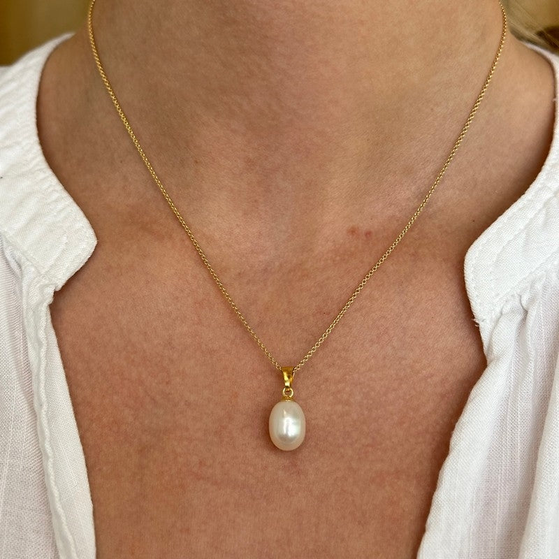 Ovalt perlevedhæng i 8 kt guld med forgyldt kæde 45 cm fra Smykkecenter