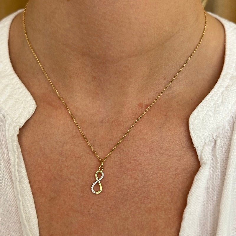 Evighedsvedhæng i 8 kt guld med zirkonia og forgyldt kæde 45 cm fra Smykkecenter