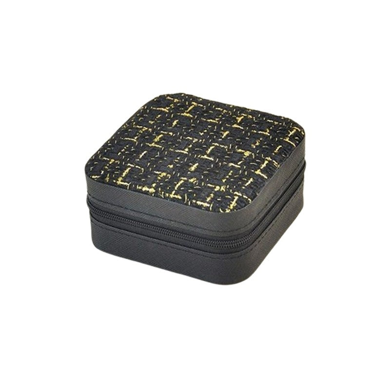 Smykkeskrin i sort bouclé med gulddetalje fra Smykkecenter, 10 x 10 x 5 cm – kompakt opbevaring til smykker.