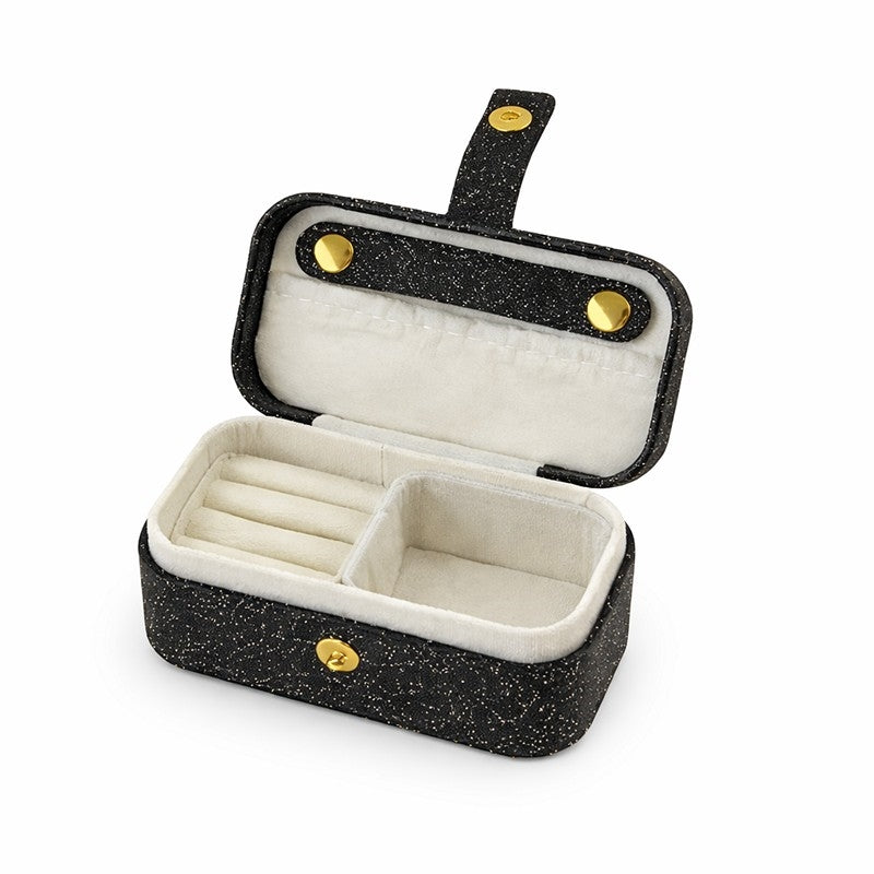 Lille rejsesmykkeskrin i sort glimmer fra Smykkecenter i polyester med knapluk og opbevaring til ringe, halskæder og øreringe.