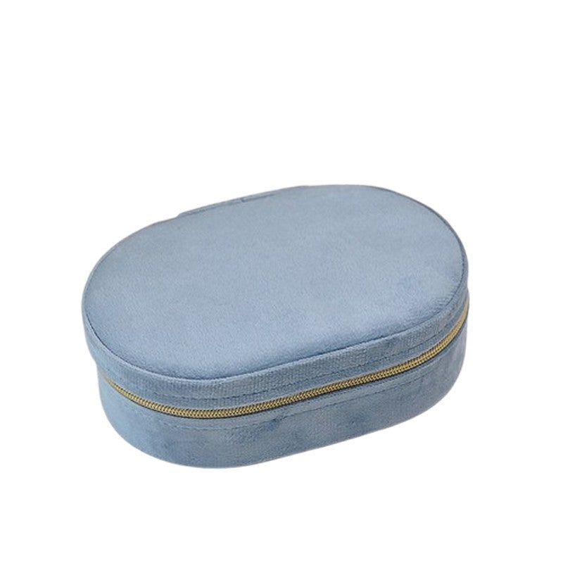 Ovalt smykkeskrin i blå velour fra Smykkecenter med lynlåslukning og opbevaringsrum – 15x10x5 cm.