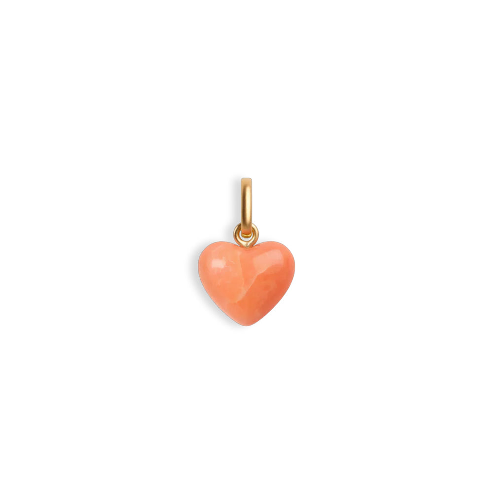 Jane Kønig Coral Heart vedhæng i 14 karat guld med pink hjerteformet sten med naturlig marmorering.