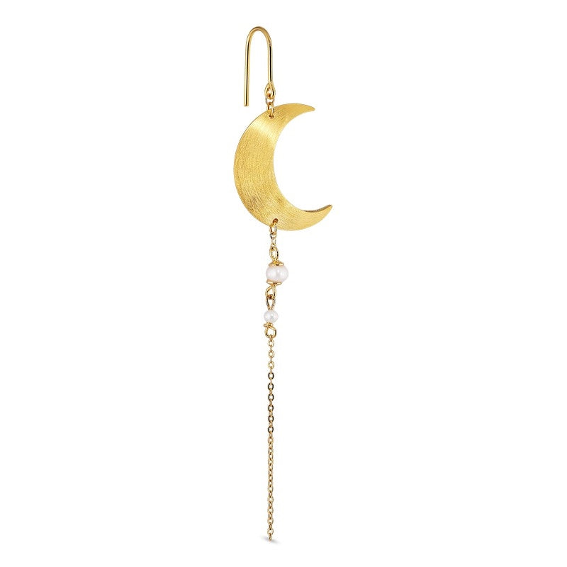 Jane Kønig half moon ørering i 18 karat forgyldt sølv med perlekæde og to hvide perler.