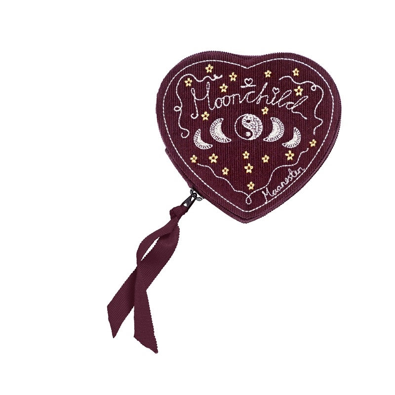 Maanesten hjertesmykkeskrin i maroon babyfløjl med broderet “Moonchild” og månefaser.
