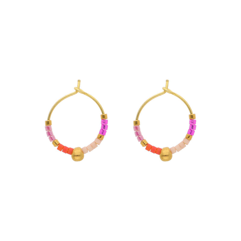 Nuni Copenhagen Heidi Coral Love hoops i 24 karat forgyldt sterlingsølv med koral- og rosafarvede Miyuki-glasperler, 15 mm diameter.
